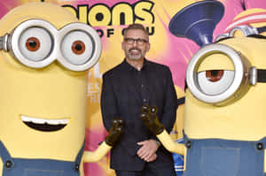 演員在電影首映活動中站在兩個Minions角色之間。