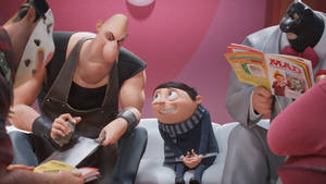 Gru 俾佢嘅手下圍住，喺梳化上睇 MAD 雜誌嗰陣笑緊。