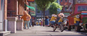 迷你兵團在陽光明媚的城市街道上踩單車。