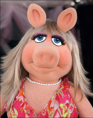 Miss Piggy 著住花卉圖案上衣同珍珠頸鏈，帶住自信嘅笑容。 — 夏日風格 壁紙