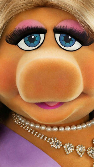 Miss Piggy 穿著紫色服裝，佩戴珍珠和鑽石項鍊。 — 珠寶 GIF 壁紙