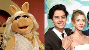 Miss Piggy 身穿白色禮服，在正式活動中與微笑的年輕情侶並排。 — 可愛情侶 GIF 壁紙