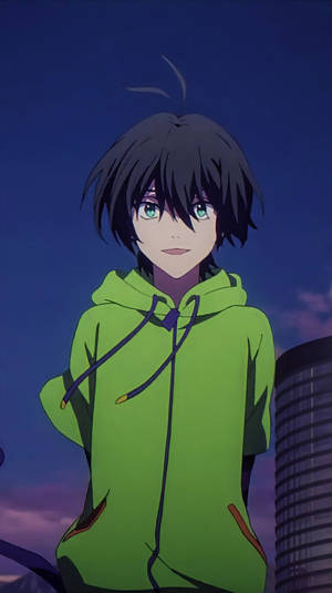 動漫男孩穿著綠色連帽衫，站在暮色城市天際線前。 — 淺綠色美學動態圖 壁紙