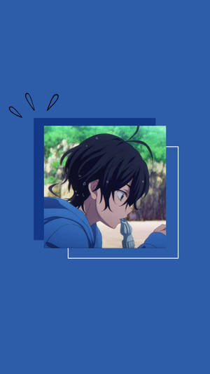 藍色連帽衫的動漫男孩，在純藍色背景上被層疊邊框框住。 — 深藍色美學 壁紙