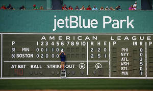 日間比賽期間，工人喺jetBlue Park棒球場更新記分板。 — 運動 壁紙