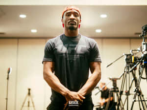 穿著UFC襯衫的MMA拳手在記者會上，周圍有相機 — 搏擊會 GIF 壁紙