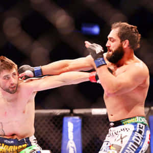 兩名MMA拳手在八角籠中比賽時互相出拳。