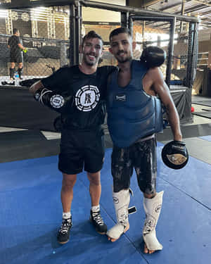 兩名男性MMA拳手在健身房鐵籠內一起擺姿勢。 — 健身房 壁紙