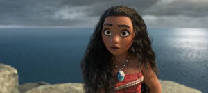 Moana 站在海洋上方的懸崖邊，看起來很驚訝。