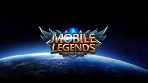 從太空看，Mobile Legends 遊戲標誌漂浮在地球上方，帶有發光的翅膀。