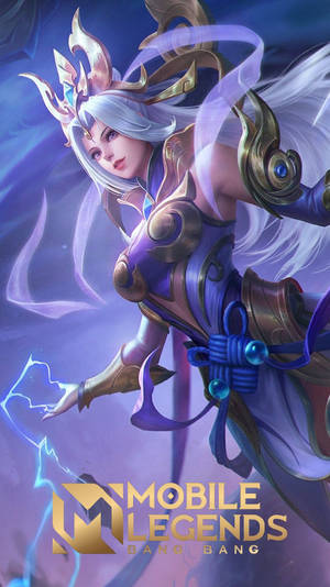 動漫風格的女戰士在紫色奇幻場景中召喚閃電。