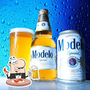 冰凍Modelo啤酒配蝦和卡通侍應，藍色水滴背景。