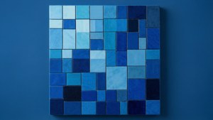 藍色瓷磚馬賽克藝術作品在藍色牆壁上