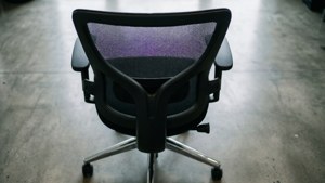黑色人體工學辦公椅在混凝土地板上