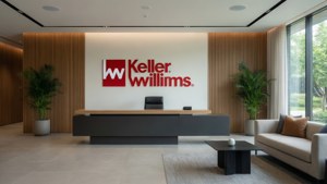 現代Keller Williams房地產大堂，設有木牆、接待處和大型窗戶