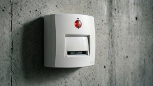 白色動作感應器，紅燈在混凝土牆上