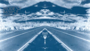 一條藍色調的沙漠高速公路，天空如鏡，電線交錯。