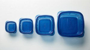 一組藍色方形食物儲存容器，按尺寸順序排列在白色背景上。