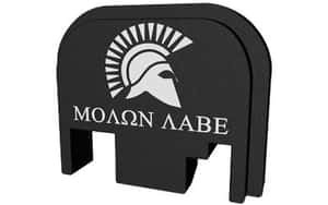 黑色斯巴達頭盔標誌，帶有希臘短語 molon labe，置於支架上。