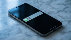 智能手機在大理石枱面上顯示媽媽的來電通知