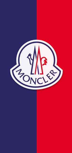 Moncler 品牌標誌在紅藍分割背景上。