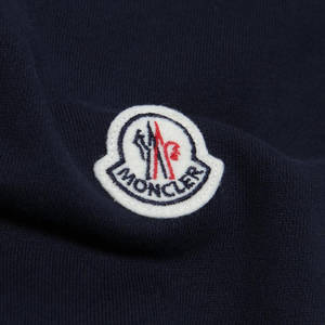 海軍藍色布料上的Moncler品牌布章。