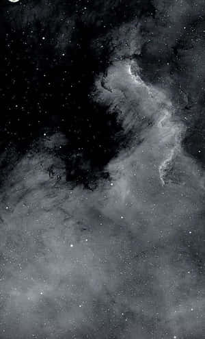 一個宇宙星雲的黑白視圖，星星散落在虛空中。 — 灰色 GIF 壁紙