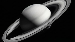 土星帶有詳細的環，在太空中投下陰影