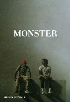 兩個男人坐在陰暗房間，上方有「MONSTER」文字。