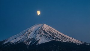 夜晚彎月下的白雪覆蓋富士山