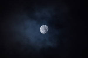 午夜時分，明亮的滿月高掛於漆黑天際，周圍星光熠熠。