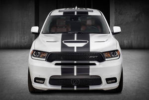 白色 Dodge Ram SRT 帶黑色賽車條紋，位於混凝土車庫。