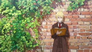 金發動漫男孩穿西裝在常春藤覆蓋的磚牆旁看書。