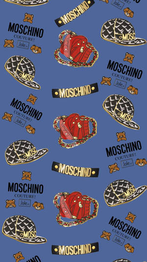帶有重複 Moschino 時尚單品和泰迪熊的藍色牆紙。 — 美學圖案 壁紙