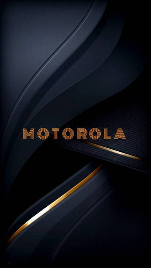 Motorola 標誌以琥珀色呈現，置於帶金色點綴的深藍色抽象背景上 — 啞光黑色 壁紙