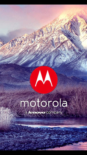 暮色中白雪覆蓋的山脈和河流上的 Motorola 標誌 — Motorola 壁紙