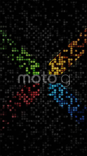 在黑底上發光的彩色數位圖案。 — Motorola 壁紙
