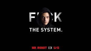 黑色連帽衫男人，黑色背景上帶有「FUCK THE SYSTEM」文字