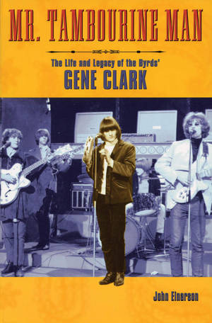 Gene Clark 和 The Byrds 在舞台上用結他和擴音器現場表演。