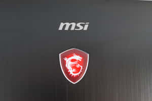MSI 手提電腦蓋，帶有發光的紅色龍徽章和銀色標誌。 — Surface Pro 壁紙