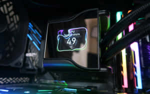 配備RGB燈光的遊戲電腦中，發光的CPU溫度顯示器特寫。
