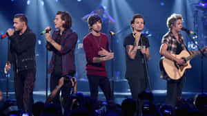 One Direction 現場表演，粉絲在下方錄影。