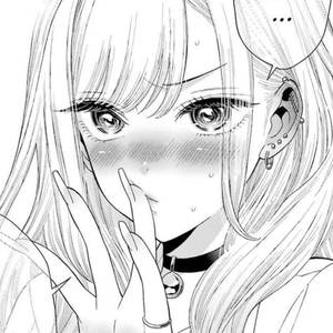 動畫女孩長髮及耳環，驚訝地捂住嘴巴。