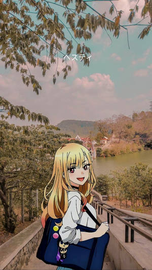 金髮動漫女孩在橋上微笑，橋下有樹木和山丘的河流。