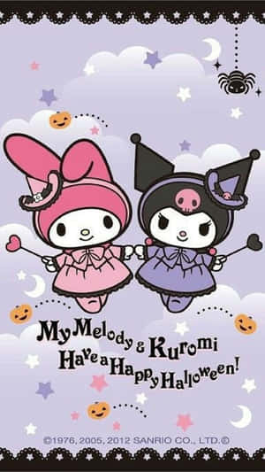 My Melody 和 Kuromi 穿著萬聖節服裝，搭配南瓜和星星。 — 恐怖萬聖節 壁紙
