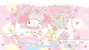 My Melody 和朋友們在粉紅色臥室裡睡覺，周圍有玫瑰和柔和燈光。