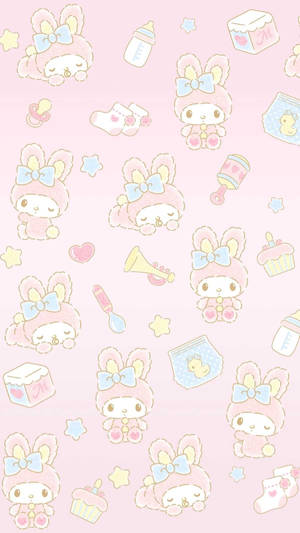 粉紅色牆紙，帶有 My Melody 角色和嬰兒主題物品。
