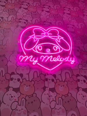 粉紅色霓虹My Melody標誌，心形框架，位於卡通動物貼紙牆上。
