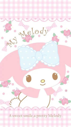 My Melody 兔子戴藍色蝴蝶結，在粉紅玫瑰和格紋圖案中微笑。