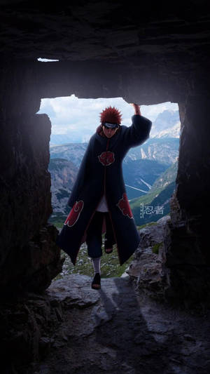 動畫角色漩渦鳴人的角色扮演者站在山洞入口處。